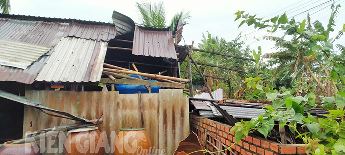 Mưa lớn, dông lốc làm 2 căn nhà bị tốc mái, đánh chìm 1 tàu đánh cá